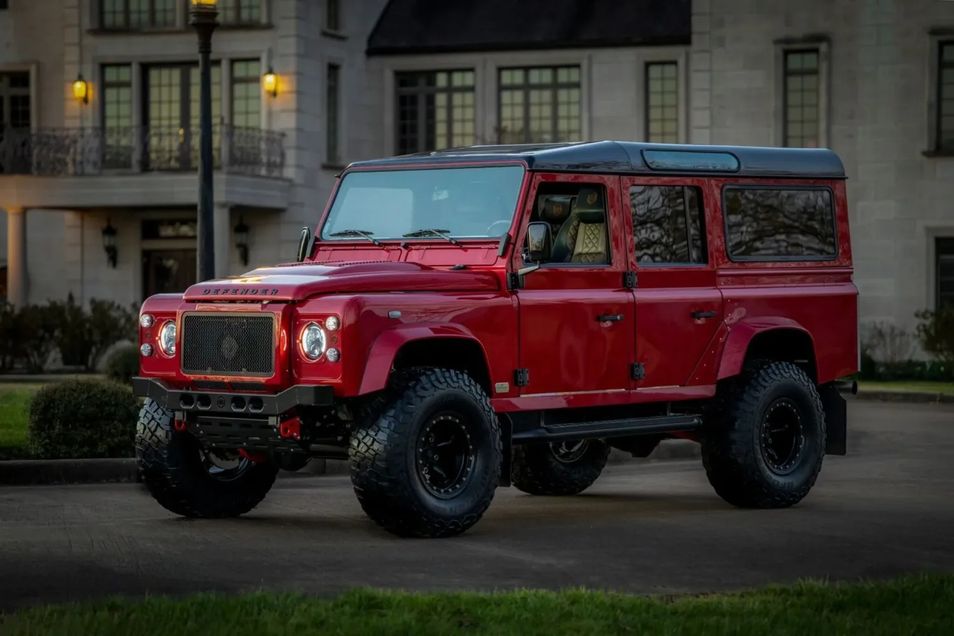 Tohle je Land Rover Defender za cenu Ferrari. Pod kapotou má ale pořád původní nafťák
